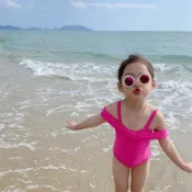 童裝現貨｜女童泳裝/兒童泳衣 小童/中童 一字肩網美款 夏日渡假/沙灘拍照/游泳必備 ♡童趣小姐