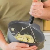 《KitchenAid》美國 不鏽鋼搗泥器(墨黑25.5cm) | 馬鈴薯壓泥器