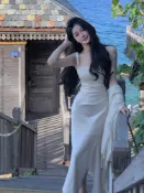 【夏季洋裝】度假長洋裝 緞面寬肩帶白色洋裝 赫本風洋裝 白色長裙連身裙 法式洋裝 魚尾裙套裝 高級感性感側開叉吊帶連衣裙