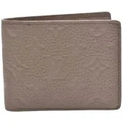 【Louis Vuitton 路易威登】M13890經典MULTIPLE Taurillon壓花牛皮交叉式卡夾短夾(卵石色)