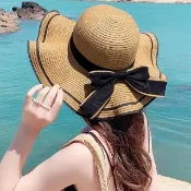 【AnnaSofia】遮陽帽防曬帽淑女帽網美渡假草帽海灘帽漁夫帽-黑蝶結波浪邊 超寬簷 現貨(深駝系)