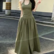 法式掛脖拼接吊帶連衣裙女 無袖設計感背心長裙 春夏季修身收腰長洋裝 拼接蓬蓬大擺 緊身收腰 下擺拼接鬆弛大傘擺