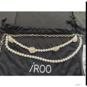 iROO 立體花朵雙層珠飾鏈帶・閃耀R字母吊墜
