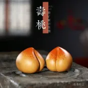 ✨可開發票#宜興紫砂茶寵小壽桃茶盤擺件茶玩手把件原礦段泥可養包漿裝飾鵰塑#免運