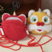 全球選品1館 生活百貨 新年舞獅公仔毛絨斜後背包醒獅玩具紅色黃色揹包馬年吉祥物元素