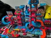全新汪汪隊立大功軌道停車場，內含5輛小車，趣味十足，提升動手能力和專註力。零部件齊全，全新。兒童停車場多層軌道拼裝