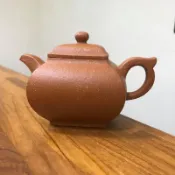 ［Chengyuan***］精品紫砂 宜興製♦️降坡泥 四方傳爐壺  容量：約240cc 底款：張燕 市價：9500元