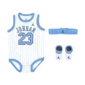 【NIKE 耐吉】包屁衣 Jordan 小童 嬰兒 白 藍 純棉 無袖 小朋友 襪子 頭帶 三件組 禮盒(JD2433029NB-001)