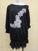 楹 ~ 全新 正品 SHOWCASE 黑色 斜肩 七分袖長版上衣 size: M
