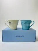 古瓷堂日本回流瓷器 日本Wedgwood歡愉假日馬克杯禮盒一對 浮雕花朵果實紋 藍白配色 喝茶咖啡下午茶 質感居家辦公室禮物
