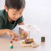 【Plantoys】木質娃娃屋-小農市集 (木質木頭玩具 扮家家 角色扮演)