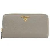 【PRADA 普拉達】經典浮雕LOGO荔枝牛皮拉鍊寬版手機零錢發財長夾(灰)