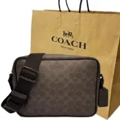COACH 2026美國新款男款相機斜背郵差包附紙袋(C LOGO-黑灰)
