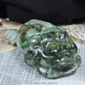 珍珠林~請老師傅精心特雕~絕版新品~A貨緬甸老種三彩帶皮翡翠玉~招財母子三腳蟾蜍玉珮.擺件#406