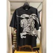 BURBERRY全新真品2025年春夏款葡萄牙製超大戰馬黑色短T(M/L號)--3.7折出清(不議價商品)