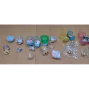 二手扭蛋及二手文具雜物：可愛貓咪吊飾，倉鼠/寶可夢公仔，星之卡比/皮卡丘袋子，夏目友人帳印章，打標機、台灣黑熊路跑獎牌