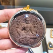 -(下單前請先詢問)瓦瑪哈踏寺 龍婆龍耐 2550 坐拉胡澤度金 背面為 龍婆龍耐師傅自身的法相【夢幻佛牌】（Z14）