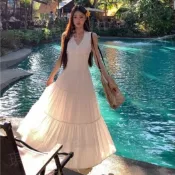 【琪屿·Vibe】法式氛圍感V領無袖洋裝女 甜美度假風氣質長裙 海邊沙灘必備連身裙修身顯瘦大擺魚尾裙 拍照出片高級感穿搭