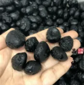 協貿國際日用品生活2館 天然玻璃隕石黑隕石礦物標本能量石教學標本小顆粒隨機100克