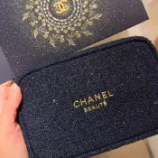 雷納代購⭐️貨在臺❤️‍🔥有禮盒 香奈兒 chanel 化妝包 贈品 聖誕禮物 山茶花 毛呢 金絲 收納 深藍 送禮