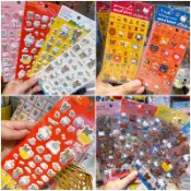 甜妞節慶♥台灣現貨♥【三麗鷗×小熊學校聯名貼紙】日本正版 Hellokitty 繪本上學熊 瓷磚貼紙 3D立體貼紙 水晶
