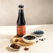 里仁有機萬用滷味醬油 有機萬用滷味醬油以有機黑豆釀造，採無添加工藝，歷經180天日曝熟成，口感更醇厚。