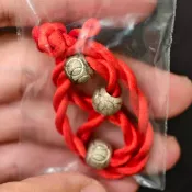 🔥【2562年 瓦考佛寺 古巴磐石大師 三星連珠法生鉛質路翁硃砂紅繩手鍊 / 八方招財】