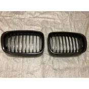 DY汽車精品 BMW E46 98-01 前期專用 四門專用 全亮黑 單槓款 豬鼻子 水箱罩 水箱護罩