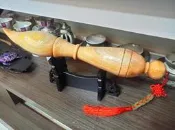 (NO.7656074) 桃花心木寶瓶造型文昌筆 (寬7.6*長47.0cm) + 五帝錢中國結 + 筆座