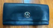 二手 MICHAEL KORS  栛枝紋 皮質 經典MK LOGO鏤空金屬飾牌 釦式 掀蓋 女生長夾(深藍色)