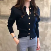 名媛氣質輕熟女生針織外套 韓版貴氣小立領珍珠鈕釦毛衣外套 長袖小外套外套 小香風短版高腰排扣小外套 百搭緊身假口袋上衣