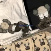 ➕鞋家➕ 現貨 UNIQLO X KAWS 2021 聯名T恤 短袖上衣 深灰 白色
