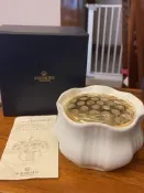 限時下殺mikimoto 禦木本 全新白骨瓷花器 花瓶玫瑰花花瓶 經制少見 全新 插花瓶。有壹個金色插花地方有氧化 減4