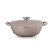 (店+)【Le Creuset】媽咪鑄鐵鍋 22cm 2.6L 焦糖奶茶  法國製 媽咪鍋 炒鍋 湯鍋  (電磁爐 IH爐可用)