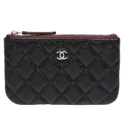 【CHANEL 香奈兒】經典雙C LOGO菱格荔枝紋牛皮銀釦拉鍊零錢包(黑X酒紅82365C-BLK BURGUNDY-SS-C)