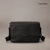 【Calvin Klein】 CK CK Emblem 壓花標誌翻蓋郵差包 黑色