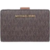 【Michael Kors】JET SET TRAVEL焦糖咖啡PVC滿版LOGO扣式拉鍊中夾