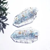 以藍玉髓、歐泊石與金箔，描繪出閃耀水面的Thetis寶石髮夾