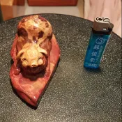 寮檜釘子瘤閃花鳳尾豬  1尺吋對照打火機 臺灣工鋼琴烤漆