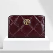 【TORY BURCH】TORY BURCH Willa金屬T字LOGO漆皮菱格絎縫10卡壓釦式對開中夾(深果醬紅)