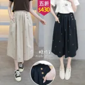★五折價$430★糖罐子【SS2287】縮腰排釦口袋造型刺繡英字布標後開衩長裙→現貨