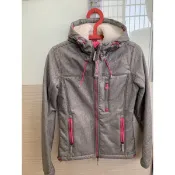 正品極度乾燥Superdry 保暖防風防水拉鍊外套xs女款 防風 防潑水 禦寒（灰粉色）
