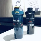 協貿國際日用品生活12館 健身搖搖杯蛋白粉奶昔杯大容量男運動帶吸管刻度網紅代餐杯攪拌杯