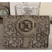 美國🇺🇸品牌DKNY綠色滿版LOGO緹花拼接皮革鑰匙卡夾包兩用短版皮夾設計款