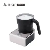 香水百合生活精品館 🌟免運附發票🌟JUNIOR 喬尼亞咖啡 電動冷熱奶泡器 不沾款 分離式電動奶泡機 JU2101 奶泡機 咖啡拉花 拉花器 咖啡器具 咖啡奶泡機 喬尼亞奶泡機 喬尼亞奶泡器 電動打奶泡器 電動奶泡器 電動奶泡杯 電動奶泡壺 另售 Tiamo 奶泡器冰熱兩用電動奶泡機 冰熱兩用電動奶泡壺