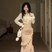 千金風荷葉袖套裝 法式氣質襯衫套裙 秋季高腰魚尾裙女 荷葉長袖上衣套組 千金氣質兩件套裙 法式魚尾半身裙套 女生穿著