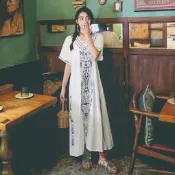 現貨 復古民族風刺繡V領寬鬆渡假洋裝 夏季長洋 正韓沙灘洋裝  休閒大尺碼短袖白色洋裝