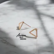 Aurora.acc｜喬娜 三角耳釘｜玫瑰金耳環｜迷你耳釘｜防過敏｜耳針｜耳洞｜送 耳扣｜送 拭銀布 收納袋｜奧蘿菈飾品