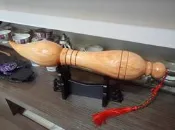 (NO.7656073) 桃花心木寶瓶造型文昌筆 (寬8.5*長48.0cm) + 五帝錢中國結 + 筆座