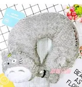 草莓公園【日本卡通 宮崎駿 TOTORO 龍貓 黑炭 U型頭枕 頸枕 抱枕 午安枕 造型枕 車用頸枕 U型枕】